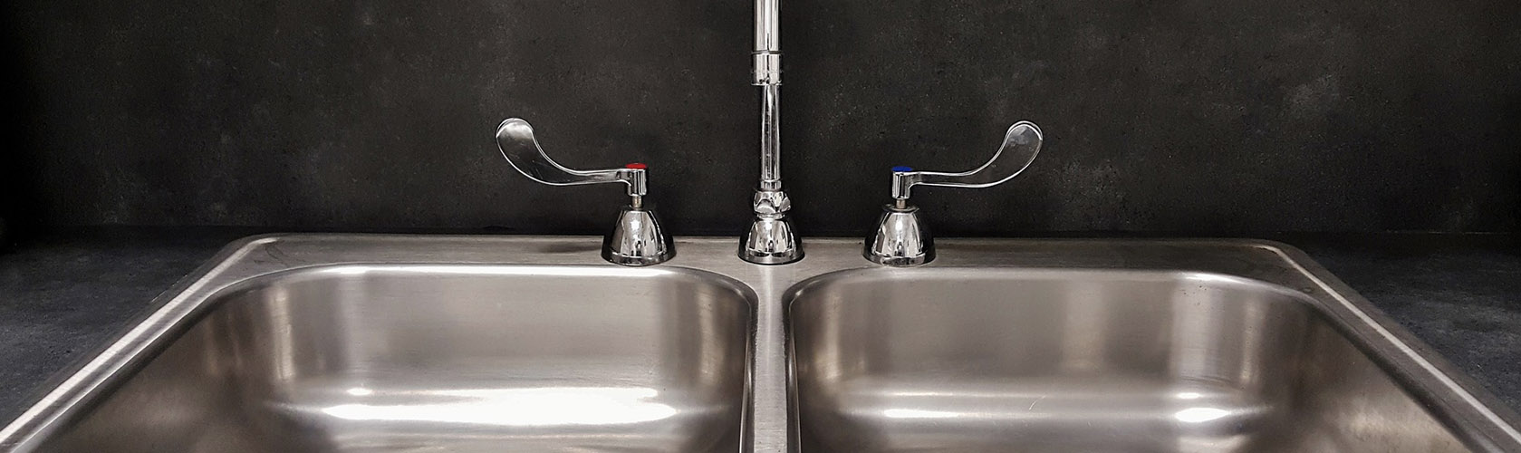 2 pan kitchen sink with hot and cold faucet handles